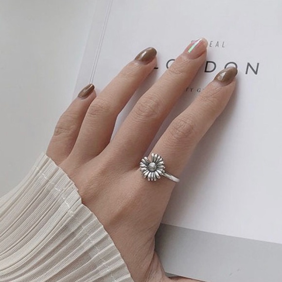925 Sterling Silver Daisy Ring - Picture 3 of 6